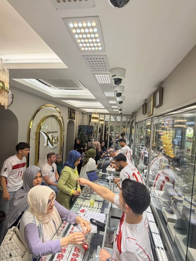 Nisa Kuyumculuk mağaza içi müşteri anı
